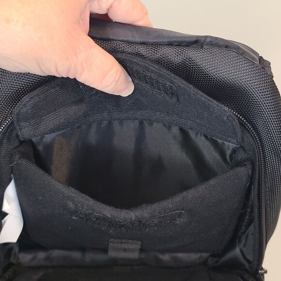 Nintendo 3DS Super Mario Carrying Case Travel Bag Transporter Black Video Games - Picture 10 of 16